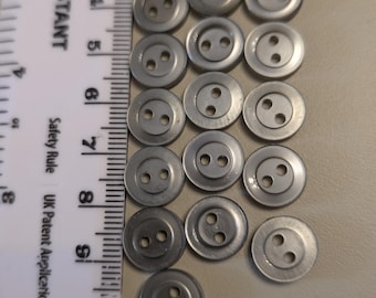 25 x 11 mm ljusgrå genomskinliga skjortknappar med 2 syhål