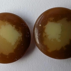 2 x 27 mm marrone caramello screziato con un gambo laterale centrale color crema per l'attacco