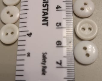 22 botones de borde grueso de color lechoso de 16,5 mm y 2 orificios para coser
