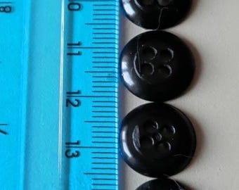 15 x 14,5 mm lätt välvda svarta glänsande knappar med 2 syhål