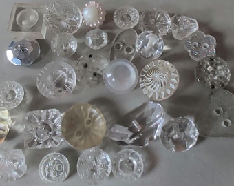 28 knappar med blommigt kristallliknande utseende i olika storlekar