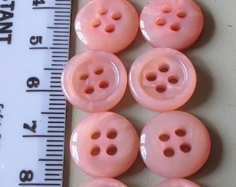 16 x 14 mm korallfärgade knappar med kant och 4 syhål