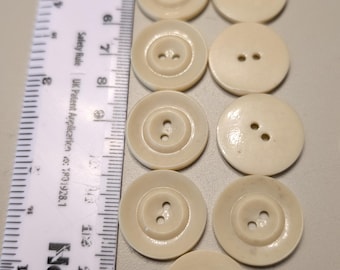 13 x 22 mm karamellfärgade knappar med tjock kant och 2 syhål