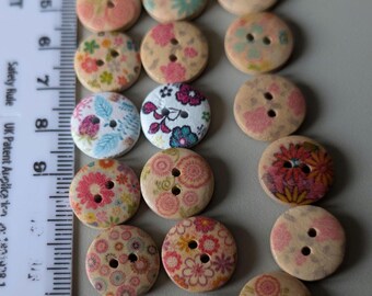 28 x 15 mm träknappar i blandade mönster med 2 syhål