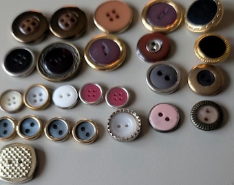 25 knappar med blandade metallkanter och färgade mittpunkter