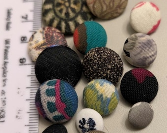 32 tygknappar i blandade färger och storlekar med skaft
