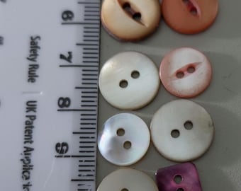 20 rosa pärlemorknappar i blandade storlekar med 2 syhål