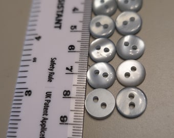 16 x 11 mm große hellblaue leicht gewölbte Knöpfe mit 2 Nählöchern