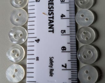 18 x 10,5 mm große umrandete glänzende klare Knöpfe mit 2 Nählöchern
