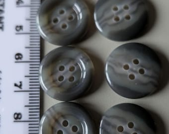 12 x 18,5 mm grårandiga knappar med kant och 4 syhål