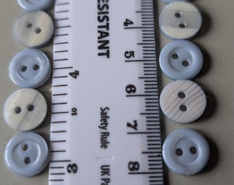 14 x 11,5 mm hellblaue Vorderseite und gestreifte weiße Rückseiten mit 2 Nählöchern