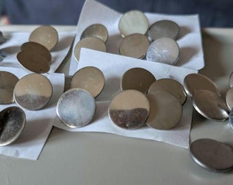 31 x 19 mm silverfärgade metallknappar med skaft