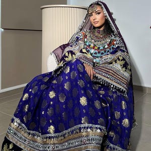 ロイヤルアフガンドレス | 濃い紫色の伝統的なアタン衣装 | ドゥパッタ付きの重厚な刺繍のミラーワークフロック | フェスティバル＆ウェディングウェア