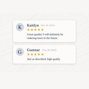 K&ouml;nnte beinhalten: Zwei wei&szlig;e rechteckige Karten mit abgerundeten Ecken, die Kundenbewertungen zeigen. Die obere Karte hat den Buchstaben "K" und eine Bewertung von Kaitlyn, die besagt: "Great quality! I will definitely be ordering more in the future." Die untere Karte hat den Buchstaben "G" und eine Bewertung von Gunnar, die besagt: "Just as described, high quality."