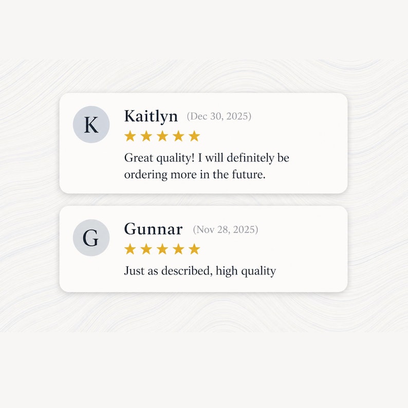 K&ouml;nnte beinhalten: Zwei wei&szlig;e rechteckige Karten mit abgerundeten Ecken, die Kundenbewertungen zeigen. Die obere Karte hat den Buchstaben "K" und eine Bewertung von Kaitlyn, die besagt: "Great quality! I will definitely be ordering more in the future." Die untere Karte hat den Buchstaben "G" und eine Bewertung von Gunnar, die besagt: "Just as described, high quality."