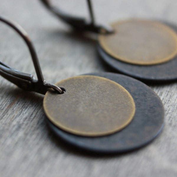 Circle boucles d'oreilles Dangle pièce disque rond laiton bronze levier dos Simple minimaliste minime noir gris brun Tan couches empilées en couches