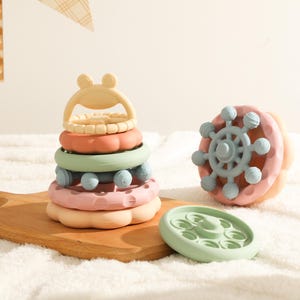 Puede incluir: Una taza de cerámica blanca con un asa negra y el texto "But First, Coffee" en negrita negra. La taza está sobre un fondo neutro, resaltando su diseño simple. La taza mide aproximadamente 10 cm de altura.