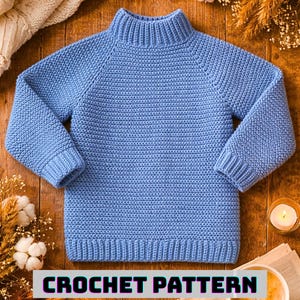 Può includere: Un maglione all'uncinetto azzurro con collo alto e polsini a coste. Il maglione ha maniche lunghe e un motivo a punto strutturato. Il testo "CROCHET PATTERN" è visualizzato nella parte inferiore dell'immagine.
