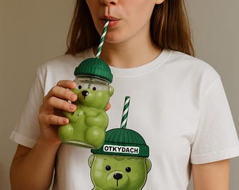 Camiseta Bearista con diseño de taza de matcha y oso – Diseño moderno de OTKYDACH, regalo perfecto para amantes del matcha. Camiseta de moda con diseño de taza de café y oso.