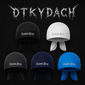 Può includere: Cinque durag neri, bianchi, grigio scuro, blu navy e blu brillante. Ogni durag ha la scritta "Custom Print" ricamata sul davanti. Lo sfondo è nero e la parola "DTKYDACH" è in alto in un carattere metallico e appuntito.