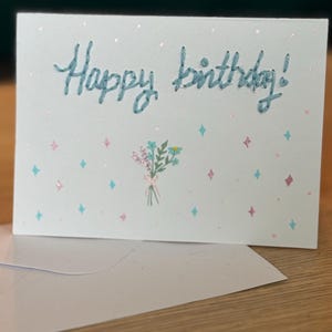 Cartão de Feliz Aniversário – Flores Desenhadas à Mão com Brilhos e Saudação Bordada (4x6)
