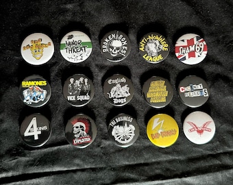 Puede incluir: Una colección de quince chapas redondas con diversos logotipos y gráficos de bandas de punk rock, incluyendo The Toy Dolls, Minor Threat, Broken Bones, Anti-Nowhere League, Sham 69, Ramones, Vice Squad, English Dogs, Peter and the Test Tube Babies, Cockney Rejects, The 4-Skins, The Exploited, The Business, Bad Brains y Cock Sparrer.