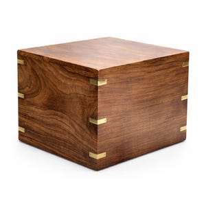 Puede incluir: Un letrero de madera rústica con el texto "Welcome to our home" en letras blancas. El letrero presenta un acabado envejecido y un diseño sencillo y acogedor, perfecto para la decoración de la entrada.