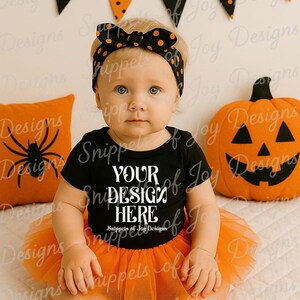 Mockup di maglietta nera per Halloween per neonati / Modello realistico di tutina per neonati con tutù / Mockup / Foto di stile di vita per progetti / Download digitale