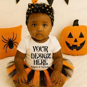 Mockup di maglietta di Halloween per neonato nero / Modello realistico di body per neonato / Mockup di afroamericano / Foto di stile di vita per download digitale di design