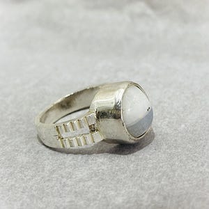 Anillo de plata de ley con ágata blanca: banda geométrica, diseño unisex