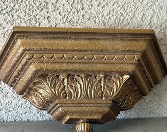 Estante de pared colgante con volutas doradas, estilo vintage, de mediados de siglo