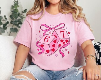 Bonita camiseta de San Valentín 6/7: camiseta rosa con lazo y dados Six Seven