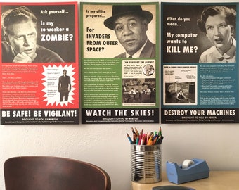 Pode incluir: Três cartazes vintage com uma estética retro dos anos 50 alertam sobre zumbis, invasores alienígenas e vírus de computador. Os cartazes são verdes, vermelhos e azuis com texto preto e ilustrações. Os cartazes estão pendurados em uma parede branca acima de uma mesa de madeira com um grampeador, um dispensador de fita adesiva e uma lata de lápis de cor.