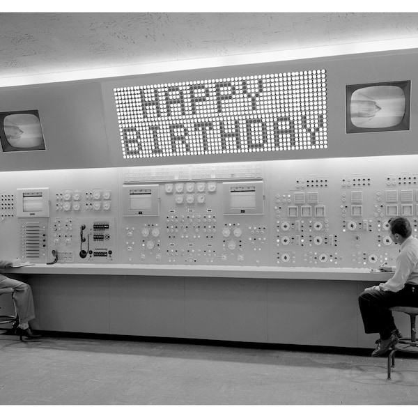 Tarjeta de cumpleaños, Computadora retro, Tarjetas de cumpleaños, Blanco y negro, Arte de ciencia ficción, Tarjeta retro, Años 50, Cumpleaños, Historias alternativas, Fantasía