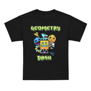 Może przedstawiać: Czarny t-shirt z napisem "GEOMETRY DASH" w zielonej, pikselowanej czcionce. Koszulka przedstawia kolorową grafikę różnych postaci z kreskówek i kształtów geometrycznych, w tym niebieski kwadrat z twarzą i żółty kwadrat.