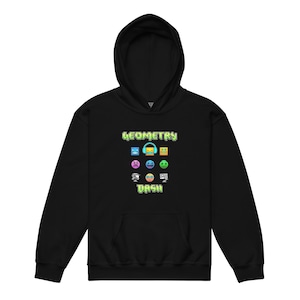 Puede incluir: Sudadera con capucha negra con bolsillo delantero y capucha con cordón. La parte delantera presenta el texto "GEOMETRY DASH" en letras verdes pixeladas, junto con varios iconos pixelados coloridos.