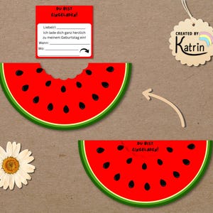 Peut inclure: Une invitation d'anniversaire fantaisiste avec des tranches de pastèque, une marguerite et une étiquette "Créé par Katrin". L'invitation comprend le texte allemand : "DU BIST EINGELADEN!" et un espace pour les détails.