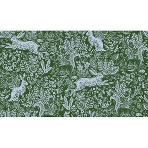 Puede incluir: Patr&oacute;n repetitivo con conejos y ardillas entre follaje. El dise&ntilde;o es blanco sobre un fondo verde oscuro. El estilo de ilustraci&oacute;n recuerda a una xilograf&iacute;a, con representaciones detalladas de plantas y animales.