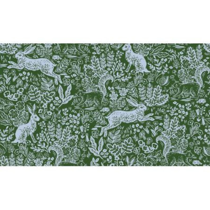 Puede incluir: Patr&oacute;n repetitivo con conejos y ardillas entre follaje. El dise&ntilde;o es blanco sobre un fondo verde oscuro. El estilo de ilustraci&oacute;n recuerda a una xilograf&iacute;a, con representaciones detalladas de plantas y animales.