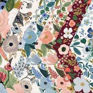 K&ouml;nnte beinhalten: Eine Sammlung von Stoffmustern mit verschiedenen Blumenmustern in Blaut&ouml;nen, Rosa, Gr&uuml;n und Wei&szlig;. Die Stoffe sind diagonal angeordnet und bilden so ein optisch ansprechendes und farbenfrohes Display.