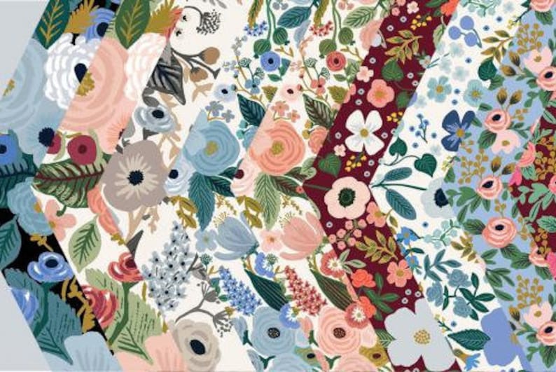 K&ouml;nnte beinhalten: Eine Sammlung von Stoffmustern mit verschiedenen Blumenmustern in Blaut&ouml;nen, Rosa, Gr&uuml;n und Wei&szlig;. Die Stoffe sind diagonal angeordnet und bilden so ein optisch ansprechendes und farbenfrohes Display.