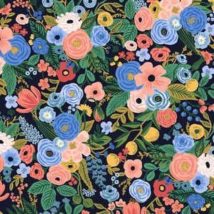 Puede incluir: Un patr&oacute;n floral denso sobre un fondo azul marino oscuro, con flores rosas, azules, amarillas y rojas. El dise&ntilde;o incluye varios tipos de flores y follaje verde, creando una impresi&oacute;n bot&aacute;nica vibrante y detallada.