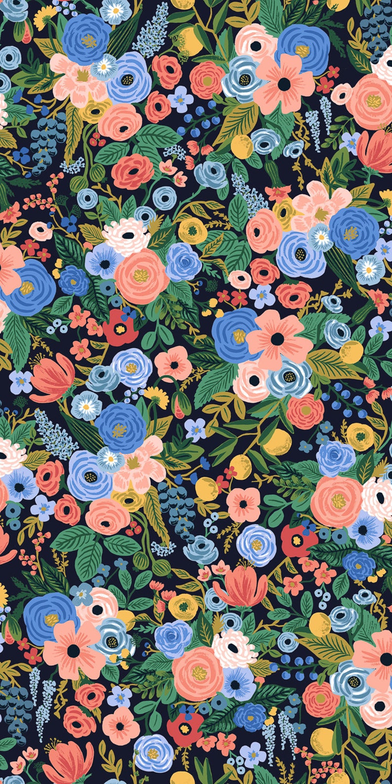 Puede incluir: Un patr&oacute;n floral denso sobre un fondo azul marino oscuro, con flores rosas, azules, amarillas y rojas. El dise&ntilde;o incluye varios tipos de flores y follaje verde, creando una impresi&oacute;n bot&aacute;nica vibrante y detallada.