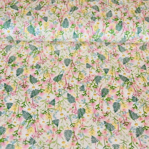 K&ouml;nnte beinhalten: Wei&szlig;er Stoff mit einem sich wiederholenden Muster aus rosa, gelben und blauen Blumen und gr&uuml;nen Bl&auml;ttern.