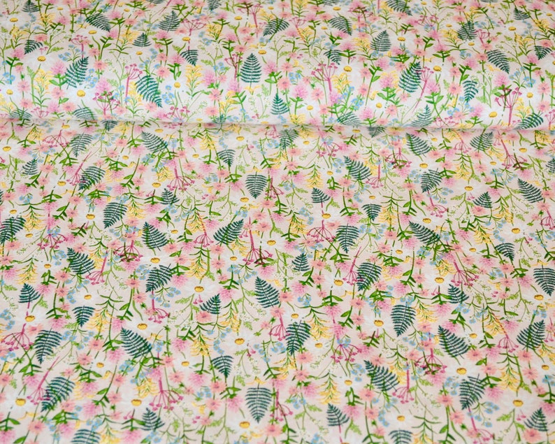 K&ouml;nnte beinhalten: Wei&szlig;er Stoff mit einem sich wiederholenden Muster aus rosa, gelben und blauen Blumen und gr&uuml;nen Bl&auml;ttern.
