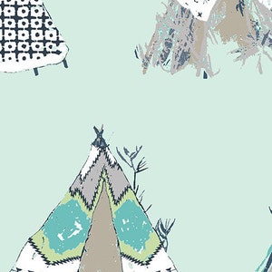 Puede incluir: Tres tipis coloridos con patrones geométricos sobre un fondo azul claro. Los tipis están hechos de tela y tienen un borde con flecos.