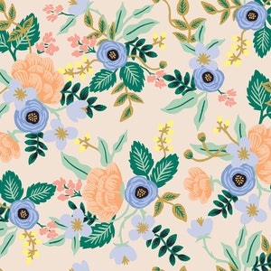Puede incluir: Un patr&oacute;n sin costuras con un dise&ntilde;o floral con flores azules, melocot&oacute;n y verdes sobre un fondo crema.
