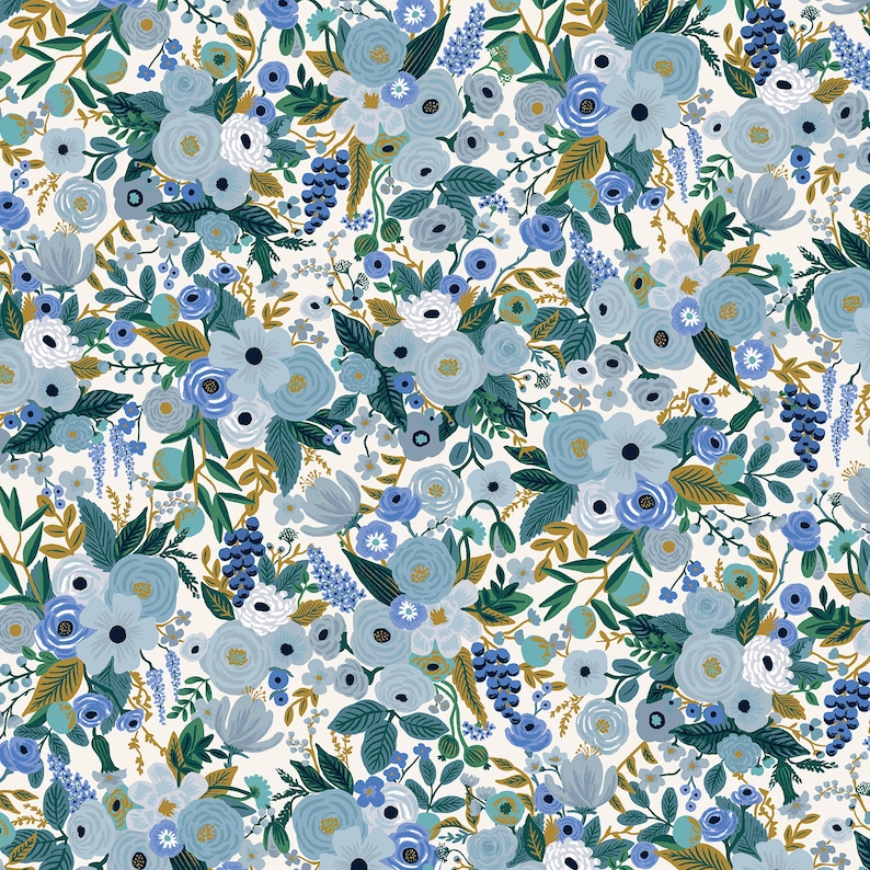 K&ouml;nnte beinhalten: Ein nahtloses Muster mit einer Vielzahl von blauen und gr&uuml;nen floralen Designs auf wei&szlig;em Hintergrund. Das Muster enth&auml;lt verschiedene Arten von Blumen, Bl&auml;ttern und Stielen und erzeugt ein zartes und komplexes Design.