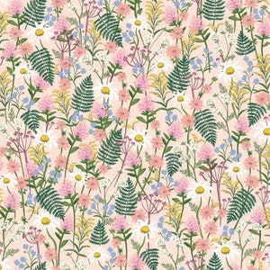 K&ouml;nnte beinhalten: Ein nahtloses Muster mit verschiedenen rosa, wei&szlig;en und blauen Blumen, gr&uuml;nen Bl&auml;ttern und gelben Stielen auf einem hellrosa Hintergrund.