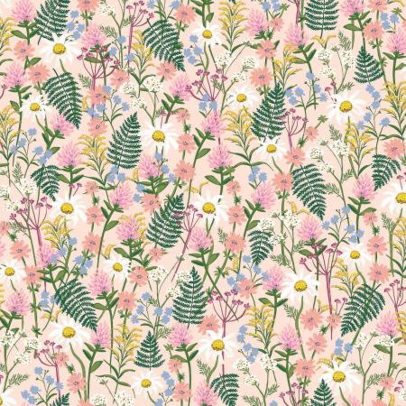 K&ouml;nnte beinhalten: Ein nahtloses Muster mit verschiedenen rosa, wei&szlig;en und blauen Blumen, gr&uuml;nen Bl&auml;ttern und gelben Stielen auf einem hellrosa Hintergrund.